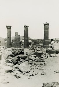 Zuilen en ruïnes van tempel in Great Enclosure, Musawwarat es Sufra, Soedan, foto door Ugo Monneret de Villard door Ugo Monneret de Villard
