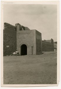 Oostelijke poort en toren van het klooster van St. Simeon, Aswan, Egypte, foto door Ugo Monneret de Villard