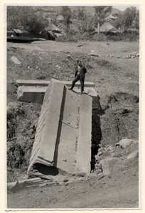 Fragment van stele, Axum, Ethiopië, foto door Ugo Monneret de Villard door Ugo Monneret de Villard