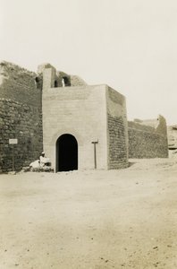 Klooster van St Simeon, zicht op poort en oosterse toren, Aswan, Egypte, foto door Ugo Monneret de Villard door Ugo Monneret de Villard