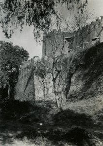 Buitenmuur van de kerk van Onze-Lieve-Vrouw-Maria van Sion, Axum, Ethiopië, foto door Ugo Monneret de Villard door Ugo Monneret de Villard