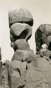 Rotsen in Goz Regeb, Soedan, foto door Ugo Monneret de Villard, ca 1925 door Ugo Monneret de Villard