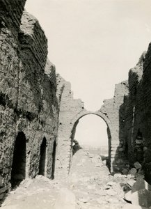 Ruïnes van kerk bij Nilo rivier, zicht op interieur, Adendan, Egypte, foto door Ugo Monneret de Villard