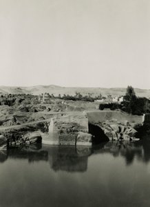 Tempelruïnes op Elephantine eiland, met Cleopatra bad op de voorgrond, Aswan, Egypte, foto door Ugo Monneret de Villard door Ugo Monneret de Villard