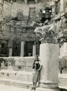 Het nymfaeum, Grieks-Romeinse stad Gerasa (nu Jerash), foto door Ugo Monneret de Villard, ca 1930 door Ugo Monneret de Villard