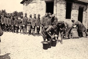 Oostenrijkse gevangenen in Bagnaria Arsa, Udine, Italië, 02/04/1916 door Ugo Ojetti