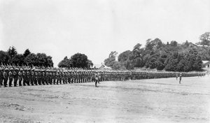 5e Bataljon East Surrey regiment op parade, Chakrata, 1917 door Unbekannt