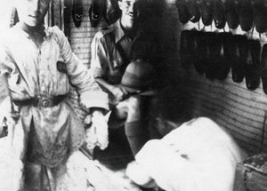 Een Britse officier in een schoenenwinkel, Bagdad, Mesopotamië, WOI, 1918 door Unbekannt
