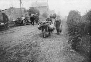 Een Britse soldaat helpt een vrouw terug naar haar dorp, Frankrijk, 1918