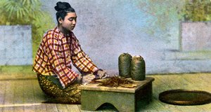Een Birmese vrouw die sigaren maakt, c1900s door Unbekannt