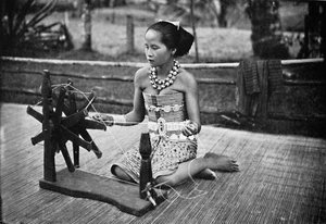 Een Dayak meisje aan haar spinnewiel, 1902 door Unbekannt
