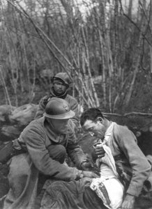 Een Franse soldaat wordt behandeld, Eerste Wereldoorlog, Frankrijk, 1916