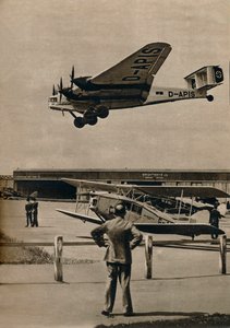 Een Duitse Junkers-lijnvliegtuig arriveert op Croydon Airport, c1934 door Unbekannt
