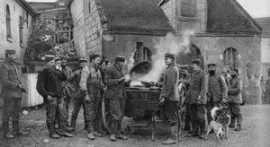 Een Duitse leger veldkeuken in een Frans dorp, Eerste Wereldoorlog, 1915