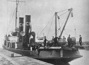 Een Duitse mijnenlegger die de haven verlaat met haar mijnen klaar op het dek, 1914 door Unbekannt