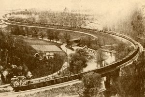 Een gigantische goederentrein van vierenvijftig wagens getrokken door één locomotief, Chicago en North West Railway, 193