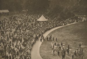 Een Glimp van een van de Jaarlijkse Koninklijke Tuinfeesten Tussen de Beboste Gazons van Buckingham Palace