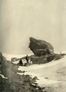 Een grote Kenyte-rotsblok dicht bij de winterkwartieren, ca. 1908, 1909 door Unbekannt