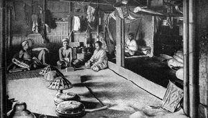Een Kalimantan inheems langhuis, Borneo, 1922