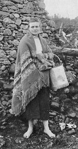 Een Killarney boerenmeisje, Ierland door Unbekannt