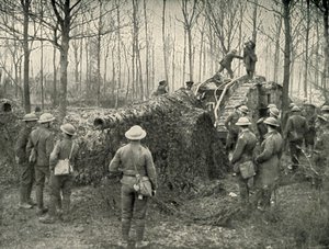 Een Landship dat een 5.9 Duitse Marinekanon binnenbrengt onder Camouflage, 1919 door Unbekannt