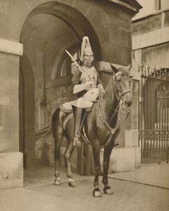 Een Levend Standbeeld in Whitehall: De Wachter van de Lifeguards, ca. 1935 door Unbekannt