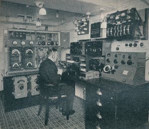 Een Marconi draadloze operator ontvangt draadloze berichten terwijl de Empress of Britain de Atlantische Oceaan oversteekt door Unbekannt