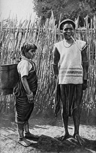 Een Moi-koppel binnen de dorpspalisade, Afrika, 1922 door Unbekannt