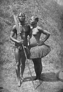 Een Mulolo Congo krijger en zijn vrouw uit de centrale Congo-regio
