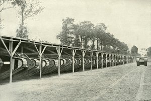 Een park van Britse tanks net achter de frontlinie, 1919 door Unbekannt