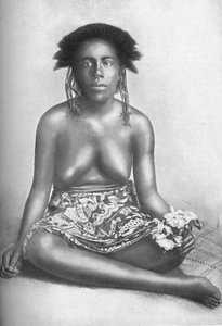 Een vrouw van de Solomon-eilanden in inheemse kleding, 1902 door Unbekannt