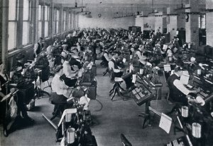 Een overzicht van de grootste batterij van zetmachines ter wereld, 1916 door Unbekannt