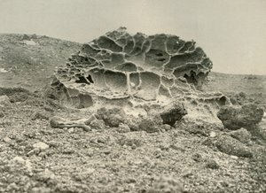 Een verweerde Kenyte-rots bij de winterkwartieren, ca. 1908, 1909