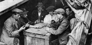 Een schipper en zijn maten spelen domino in het ruim van een kanaalboot, 1926-1927 door Unbekannt