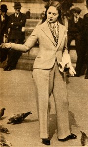 Een dame in broek voert duiven in Trafalgar Square, 1933 door Unbekannt