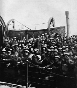 Een boot met soldaten gered uit Duinkerken, 1940 door Unbekannt