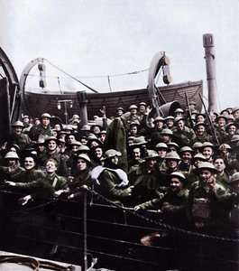 Een boot met soldaten gered uit Duinkerken, 1940, 1945 door Unbekannt