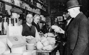 Een klant inspecteert een haggis, Londen, 1926-1927 door Unbekannt