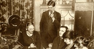 Een familie die luistert naar de uitslag van de algemene verkiezingen van 1923