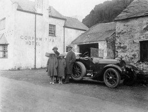 Een familie naast hun auto, Gorphwysfa Hotel, Noord-Wales, ca. 1920s-1930s