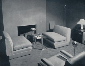 Een groep bij de haard in een woonkamer ontworpen door Russel Wright, 1935 door Unbekannt