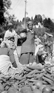 Een voedselmarkt in Darjeeling, West-Bengalen, India, ca. 1910 door Unbekannt