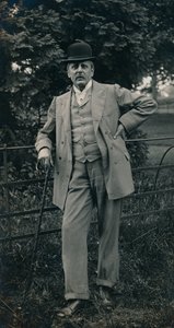 Een heer met een pak en bolhoed c1910 door Unbekannt