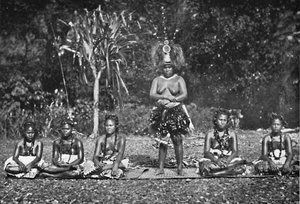 Een groep Samoaanse dansende vrouwen in volledige kostuum, 1902 door Unbekannt