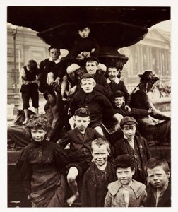 Een groep kinderen voor de Steble-fontein, Liverpool, genomen door een onbekende fotograaf rond 1905 door Unbekannt