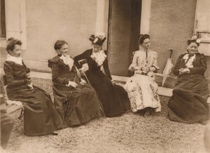 Een groep vrouwen in gesprek, 1937 door Unbekannt