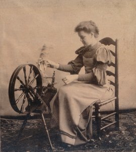 Een dame aan een spinnewiel door Unbekannt