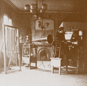 Een dame pianist in de eerste Emil Berliner studio in Londen, Cockburn Hotel door Unbekannt