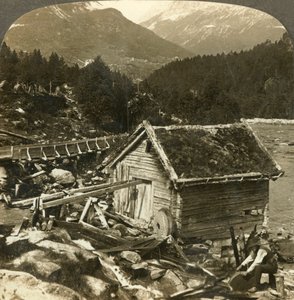 Een houten molen en een waterwiel slijpsteen, aan de Stalheims rivier, Naerodal, Noorwegen, ca. 1905 door Unbekannt