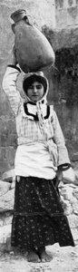 Een dienstmeisje uit Nazareth, 1926 door Unbekannt